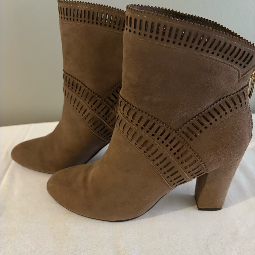 ISOLA EVODA SUEDE Ankle Booties in Nimbus Grey